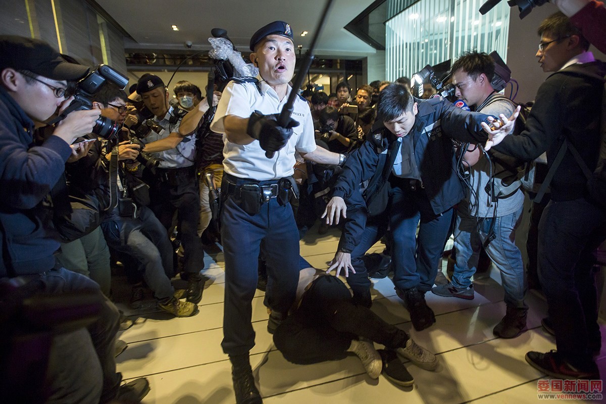 部分示威者与警员爆发冲突，警员使用胡椒喷剂及挥动警棍驱散。