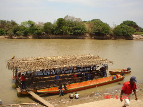 Apure Chalana Rio Arauca.jpg