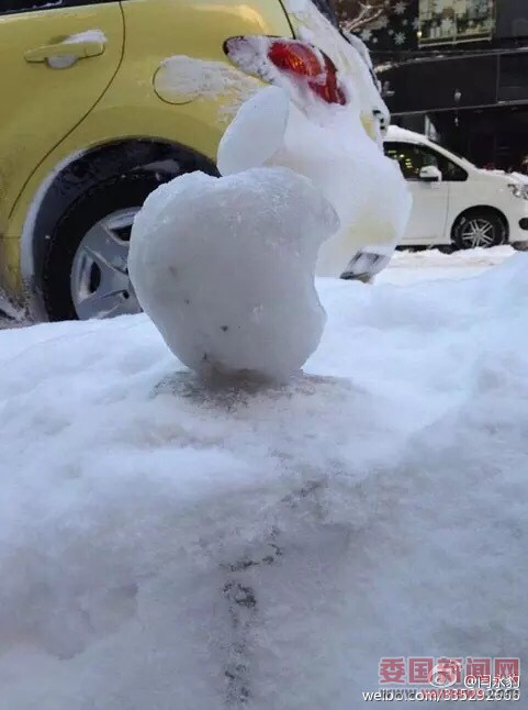 店外果粉用积雪做的苹果标志。