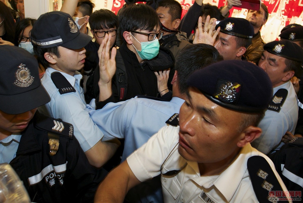 示威者对内地旅客高叫口号，“滚回家！滚回家！滚回家！”，部分人与内地旅客互相指骂 ... ...