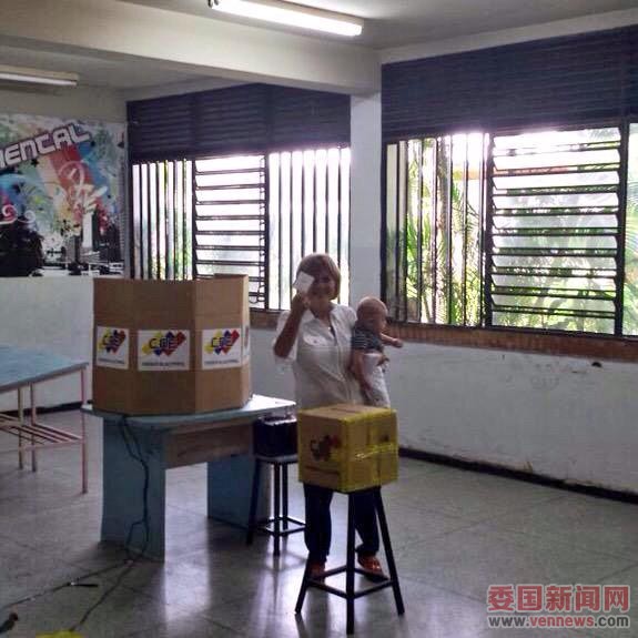 #17m La alcaldesa Rosa de Scarano ejerció su derecho al voto en el colegio Mons.jpg