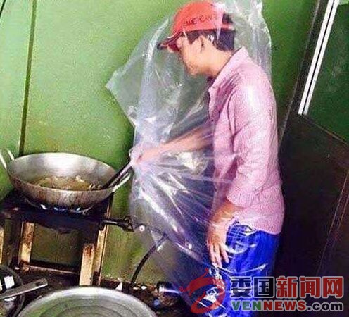 炒个菜，你至于吗？小心把自己给点着了.jpg