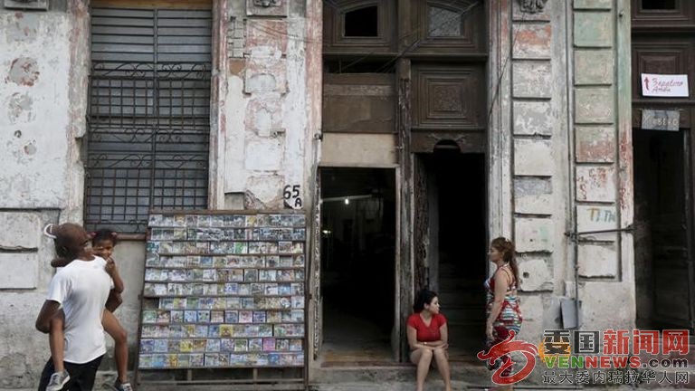 cds-and-dvds-for-sale-are-seen-on-a-street-in-havana-1.jpg