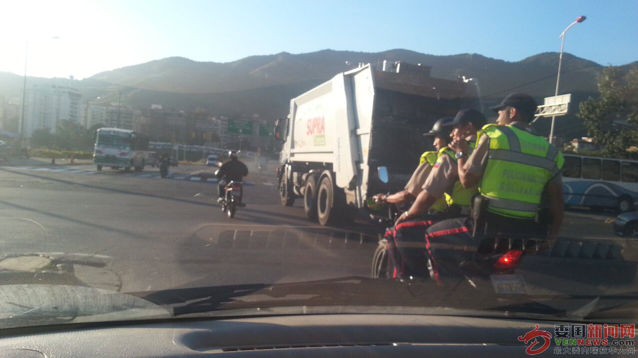 Tres-PoliNacional-en-una-moto-y-sin-casco.jpg