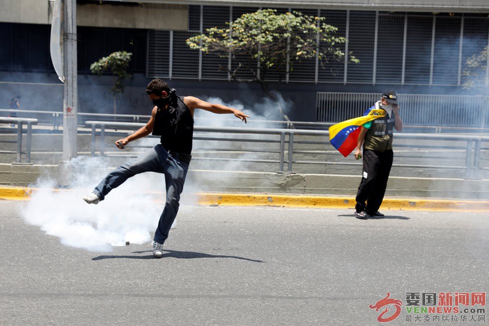 2017-04-08T184642Z_342241505_RC1477FF2E20_RTRMADP_3_VENEZUELA-POLITICS.jpg