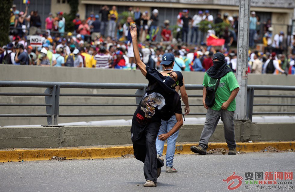 2017-04-08T185730Z_138302166_RC18AA246730_RTRMADP_3_VENEZUELA-POLITICS.jpg