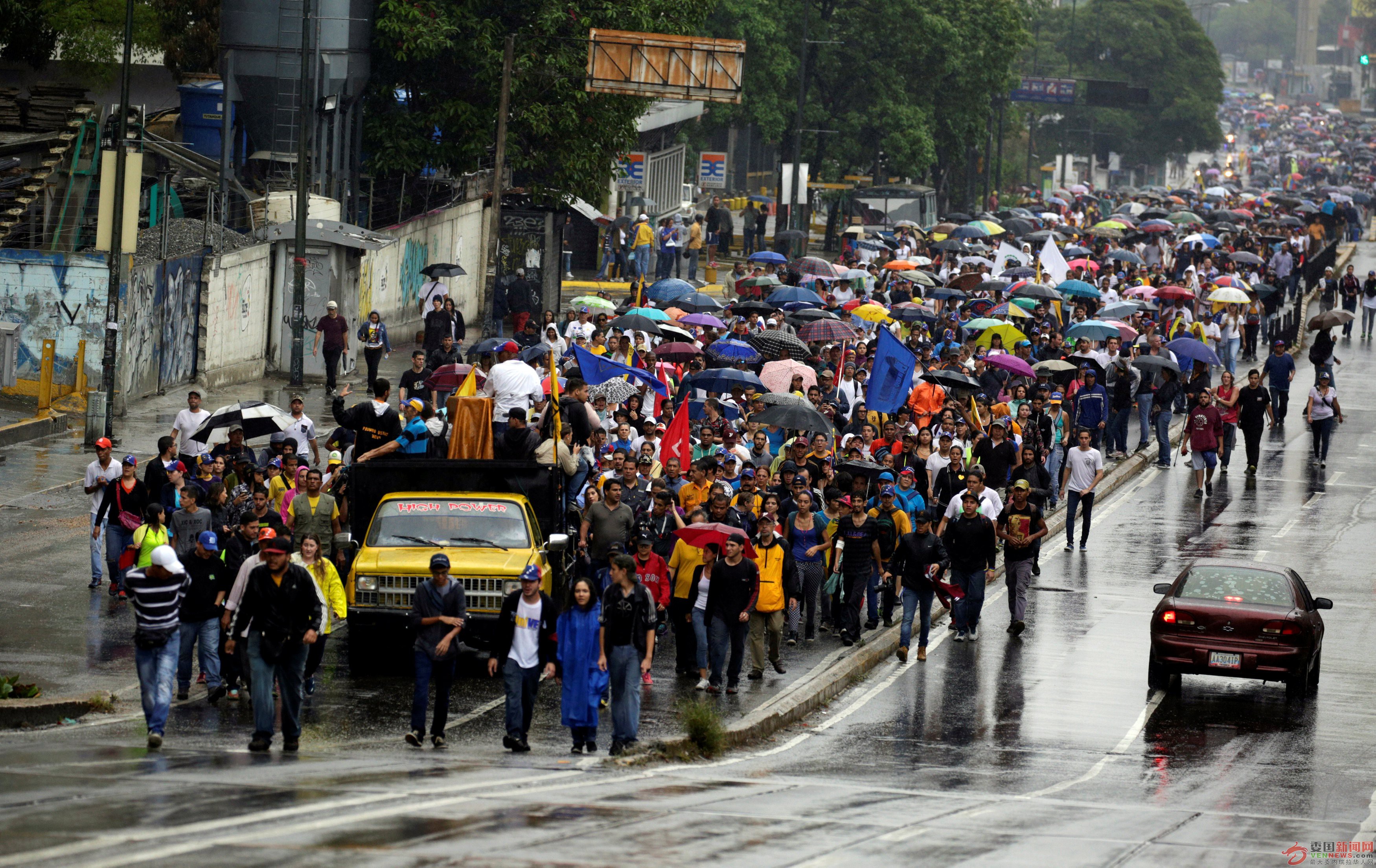 2017-04-13T181111Z_1867051694_RC16E6E43E60_RTRMADP_3_VENEZUELA-POLITICS.jpg