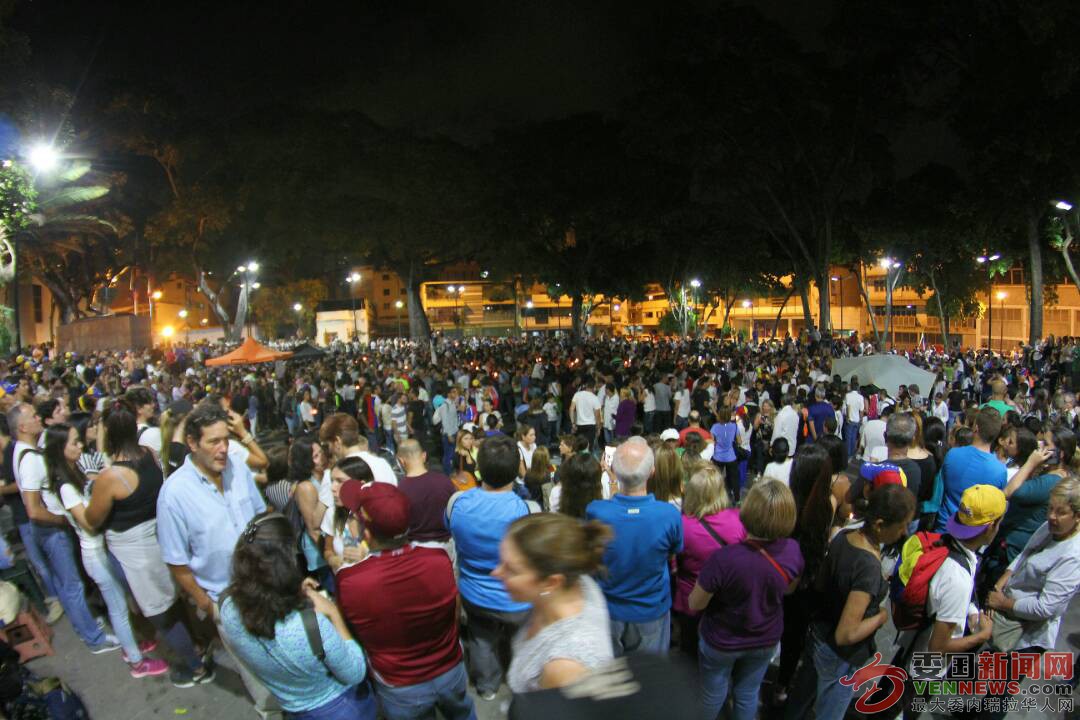 Vigilia-en-la-Plaza-Bolívar-de-Chacao-5-1.jpeg