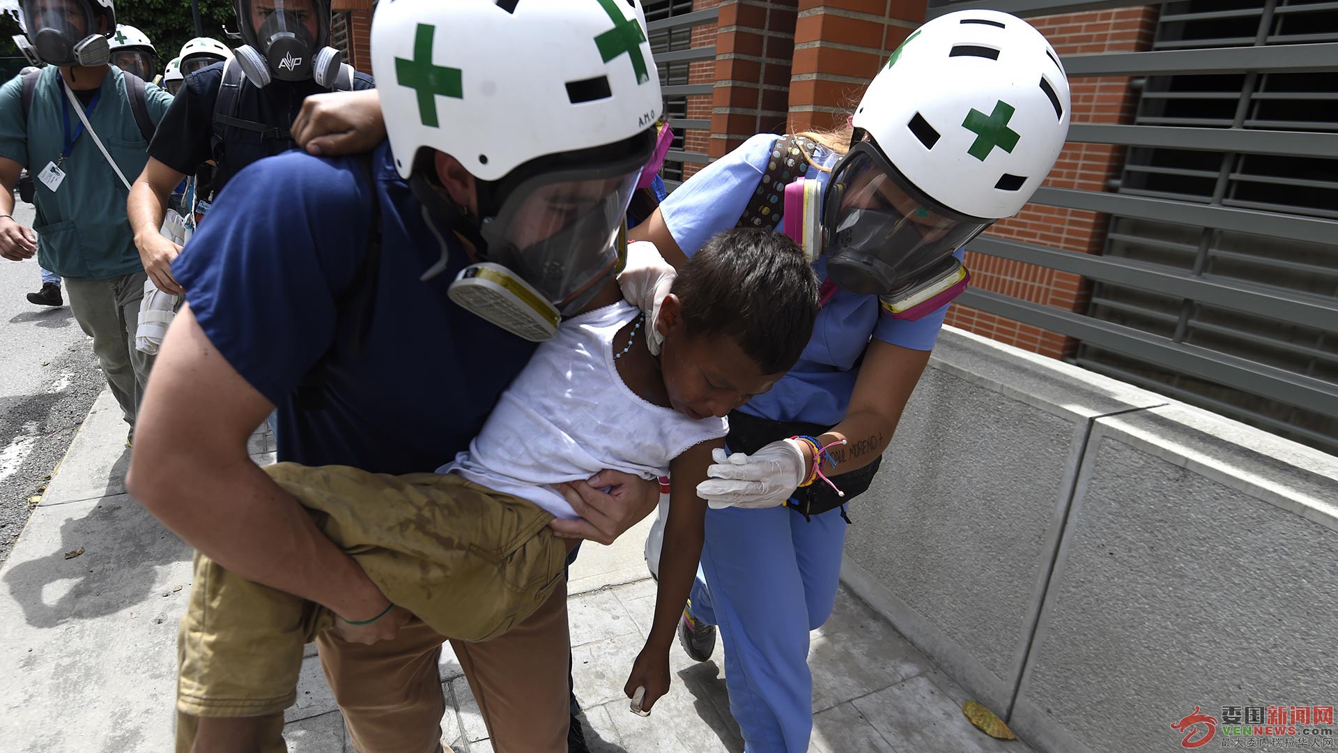 venezuela-protesta-nino-socorrido-4.jpg