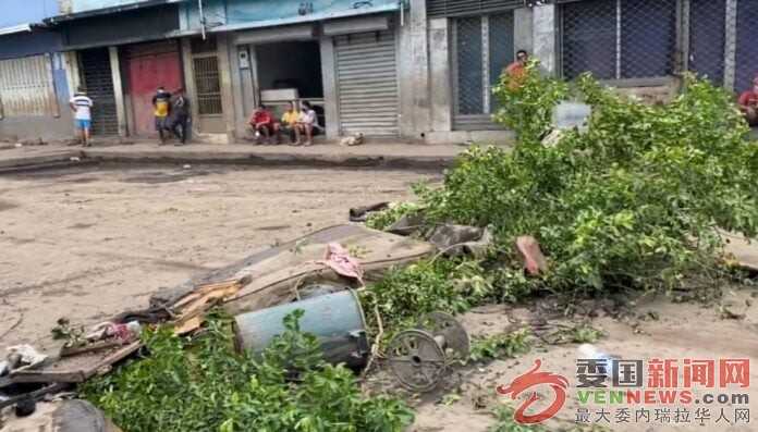 Afectados-de-Cumanacoa-cierran-calle-y-protestan-por-mayor-atencion-gubernamenta.jpg